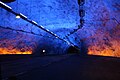 Uma das cavernas do túnel de Lærdal possui iluminação azul com luzes amarelas