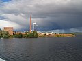 Jyväskylän vaneritehdas Louhunsalmen sillalta nähtynä