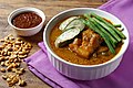 Filipínské ragú kare kare s arašídovou omáčkou