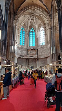 Stands de maraîchers et touristes dans la nef de l'église des Célestins, Avignon.