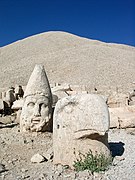 Nemrut Dağı'ndaki tanrı heykelleri...