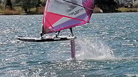 Foil applicato su un windsurf: si noti come la tavola sia del tutto sollevata dalla superficie dell'acqua.