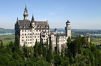 Neuschwanstein, château bavarois néo-médiéval dont la construction débuta en 1869. (définition réelle 2 970 × 1 944*)