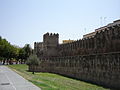 Murallas con torreones en la Macarena.