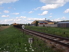 Znak W 9 i drezyna spalinowa WM-15 PKP PLK Zakładu Linii Kolejowych w Białymstoku zbliżająca się do przejazdu kolejowo-drogowego przy stacji Nowosady widok na kilometrze 128,6 linii kolejowej nr 31 Siedlce-Siemianówka