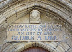 Inscriptions au-dessus de l'entrée nord de l'église Saint-Pierre.