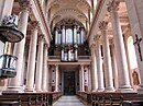 Vue intérieure de la nef vers la tribune de l'orgue.