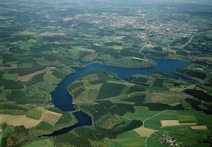 Versetalsperre mit Lüdenscheid im Hintergrund