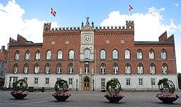 Odense Rådhus på Flakhaven blev bygget i 1883 og udvidet i 1955, hvor det fik sit nuværende udseende.