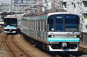 Поезда Saitama Rapid Railway серии 2000[англ.] (слева) и Tokyo Metro серии 9000[англ.] (справа) на перегоне между станциями Син-Маруко[англ.] и Мусаси-Косуги[англ.] линии Токю Тоёко