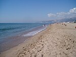 Sarı renkli kum Castelldefels plajı, İspanya.