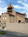 Vue ouest de l'église avec le presbytère accolé en façade (août 2010)