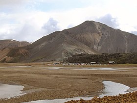 Le Bláhnúkur dominant la Laugahraun et le camping du Landmannalaugar.