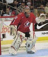 Photographie de Kim St-Pierre avec l'équipe du Canada