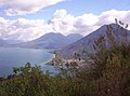 Vue sur le lago Atitlàn, au Guatemala, avec la ville de San Pedro de la Laguna en arrière plan