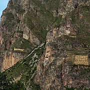 Ces qollqa, servant entre autres de silos à grains, étaient parfois quasiment troglodytes comme ici, toujours près d'Ollantaytambo. Au centre, on distingue une formation rocheuse appelée "le profil [ou visage] de l'Inca"[N 9].