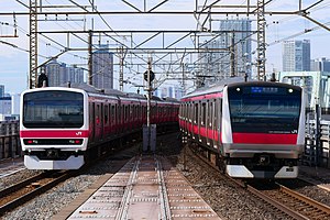 京葉線を走る209系500番台とE233系5000番台 （2020年10月 新木場駅）