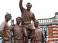 Statuia Campionilor pe Barking Road. De la stânga la dreapta, Martin Peters, Geoff Hurst, Bobby Moore, Ray Wilson