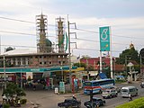 Posto de combustível Petronas. A indústria petrolífera é forte na Malásia