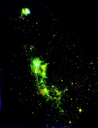 Complex HH 80/81, situat a 5500 anys llum (1700 parsecs) del sistema solar. Imatge en color composta per imatges obtingudes del Telescopi espacial Hubble; [S II] en vermell, Hα en verd, i [O II] en blau