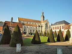 Jardins de l'abbaye et église.