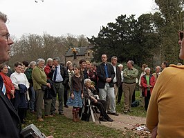 Tijdens de onthulling van de gedenkplaat voor Toos Goorhuis en Bertje Jens in Vorden op 21 april 2006 - op de stoel: Bertje met rechts van haar Maarten Goorhuis (zoon van Toos)