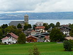 Vue générale du chef-lieu devant le lac Léman et la Riviera vaudoise.