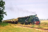 Stoomlocomotief 4 van de MBS was tweemaal op bezoek, in 1983 en in 1995. Hier arriveert ze in Wognum-Nibbixwoud, 1 juli 1995. Foto: Rob Veninga.