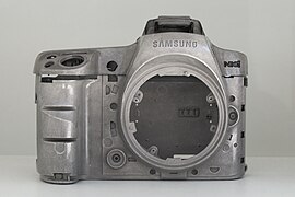 بدنهٔ دوربین Samsung NX1 از آلیاژهای منیزیم ساخته شده‌است