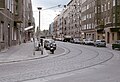 Blick von der Pflug- zur Chausseestraße, mit den kleinen Balkonen das ehemalige Schwesternheim der Charité, 1991