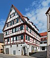 Deutsch: Grafenhof in Höfingen in Baden-Württemberg. Historischer Ortsrundgang Höfingen Nr. 8. Die Infotafen am Haus sagt: 1555 erbaut. Er war einer der schönsten Höfe im Ort und befand sich vermutlich im Besitz des Grafen von Württemberg. English: An old timber framed building in Höfingen in the German Federal State Baden-Württemberg.