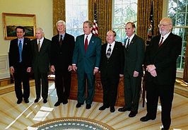 Peter Age (tweede van rechts) samen met vijf andere Amerikaanse nobelprijswinnaars en president George Bush.