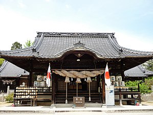 御建神社。西条の蔵元は酒樽を奉納している。摂末社として醸造の神大山咋神を祀る松尾神社は1936年（昭和11年）京都松尾大社から分霊し西条酒造協会が建立した[1][2]。