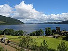 Loch Ness met rechts Urquhart Castle