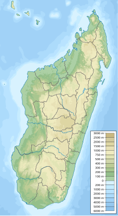 Mapa konturowa Madagaskaru, po prawej nieco u góry znajduje się punkt z opisem „Zatoka Antongila”