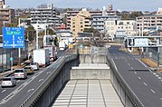 名鉄瀬戸線との交差部（名古屋市守山区）。前方交差点以北は片側1車線に減少するが立体交差のあかつきには片側2車線化される[267]。