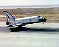 Columbia faz aterrissagem na pista 22 na Edwards AFB.