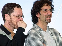 Ethan Coen a Joel Coen na Filmovém festivalu v Cannes 2001