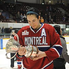 Photographie de Caroline Ouellette sous le maillot des Stars de Montréal tenant la coupe Clarson