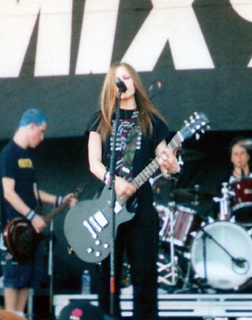 Lavigne apresentando-se em Toronto, Canadá (2002)