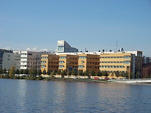 A Universidade de Jönköping e o lago Munk, no interior da cidade