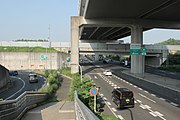 知多半島道路（大府西IC）と接続して中部国際空港方面と連絡。