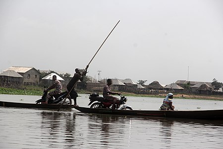 Crossing the Togo to Benin border is by canoe. Photographe : DEGAN Gabin