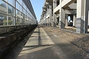 鉄道共存と同時にバスレーン（予定）も設置されている[260]。