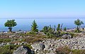 Vue sur la terre-ferme à l'horizon.