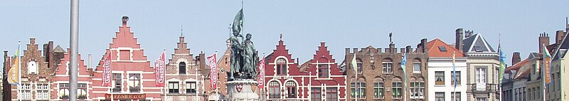 Trapgevels van de huizenrij rechts van de Geernaartstraat, aan de noordkant van de Grote Markt. Het derde huis van links is Le Panier d'Or, het derde van rechts, met kantelen, La Civiere d'Or.