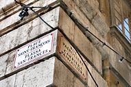 Bilingual (French/Niçois) wall-mounted street signs in Nice, France