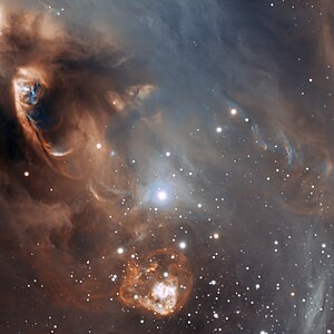 Im Bildzentrum: R Coronae Australis (Falschfarbenaufnahme des VLT)