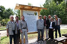 Gruppenfoto vor der Dorfchronik am Sannerville-Platz