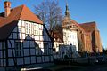 Altes Rathaus (18. Jahrhundert, links) Neues Rathaus von 1865, jetzt Sitz des Amtes Bad Wilsnack (Mitte) Wunderblutkirche (rechts)